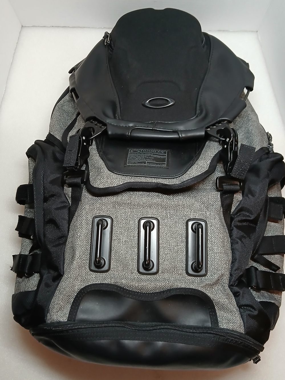 Oakley Kitchen Sink Tactical Backpack Field Gear Black and Gray 20-S1242-B